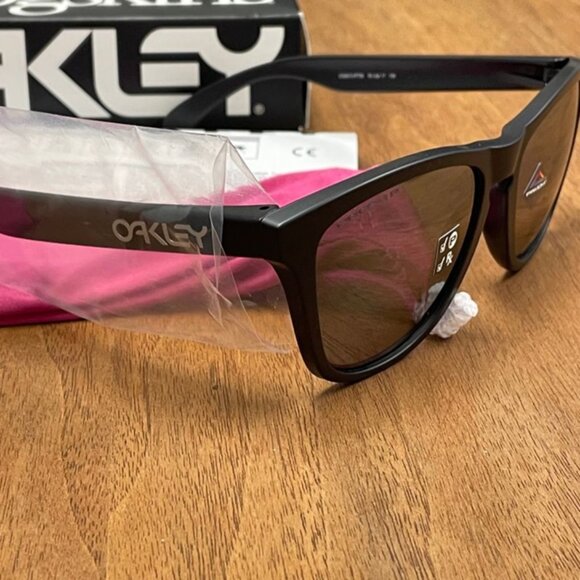 Oakley 009013F7 Frogskins Sunglasses - Matte Black w/Prizm Black Polarized - NEW - Picture 1 of 8